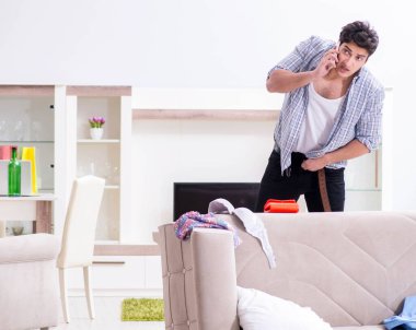 Ev partisinden sonra evde dağınık bir adam