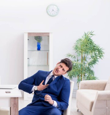 İflas etmiş bir işadamı evinde kalp krizi geçiriyor.