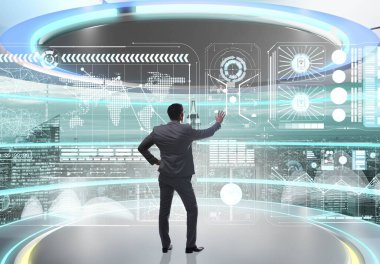 Veri madenciliğinde sanal düğmeye basan adam