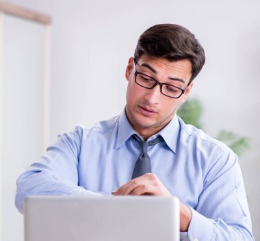 Ofiste çalışan son derece meşgul bir iş adamı.