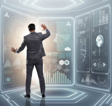 Veri madenciliğinde sanal düğmeye basan adam