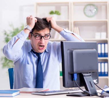 Kızgın işadamı çok fazla çalışmaktan bıktı.