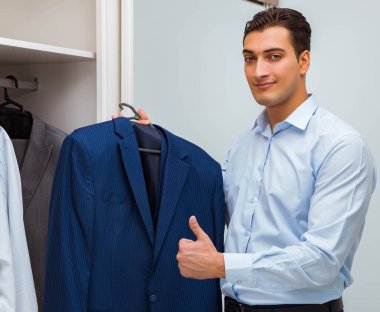 İş adamı iş için giyiniyor.