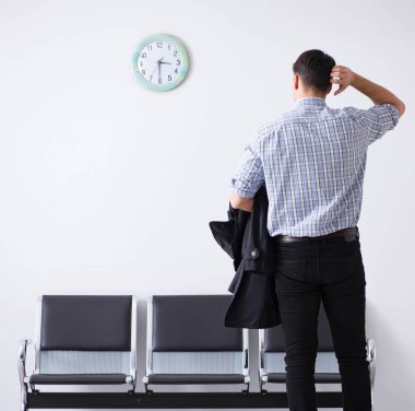 Adam sabırsızlıkla lobide bekliyor.