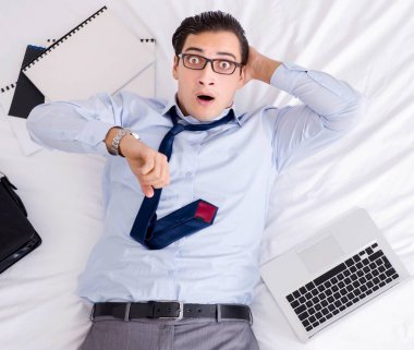 Oteldeki uçuşa geç kalan bir iş adamı.