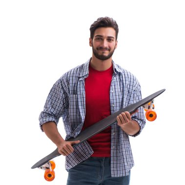 Beyaz kaykaylı genç bir kaykaycı.