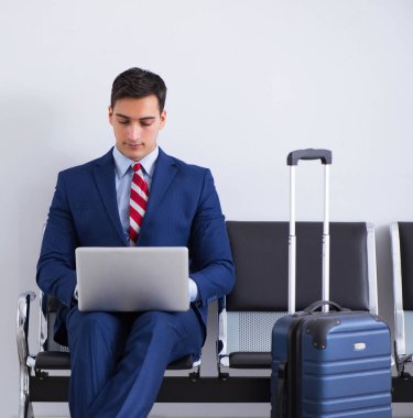 Havaalanı dinlenme odasında yolcu bekleyen adam.