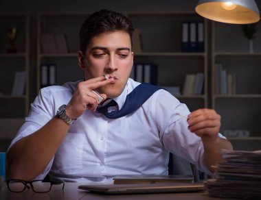 Adam gece geç saatlere kadar kalıyor ve esrar içiyor.