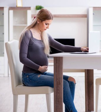 Hamile kadın evde çocuk doğurmaya hazırlanıyor.