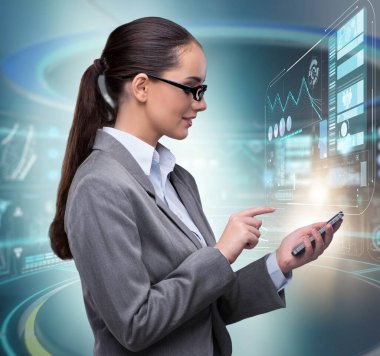 İnternet bankacılığı konseptinde bir kadın