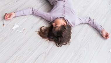 İntihar ettikten sonra yerde yatan ölü kadın.