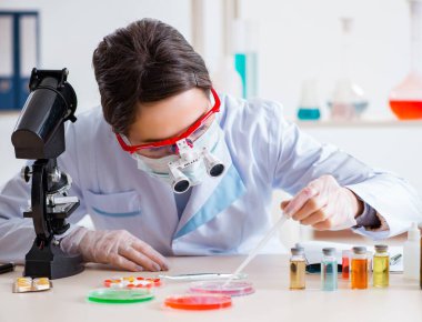 Uyuşturucu sentezi konseptinde laboratuar asistanı