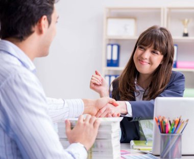 Pulisher müşteriyle kitap siparişini tartışıyor