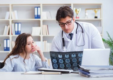 Doktor hastanın röntgen görüntüsü hakkında kötümser hissediyor