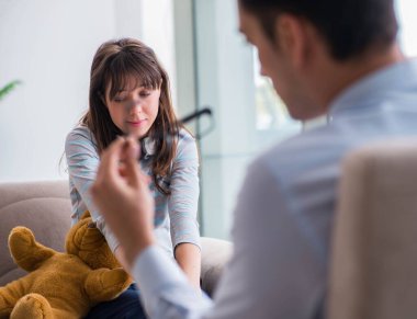 Hasta muayene için psikiyatriste gidiyor.