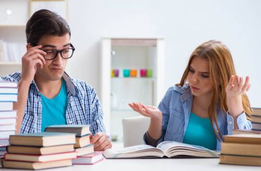 Üniversite sınavlarına çalışan iki öğrenci.