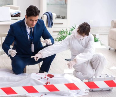 Adli tıp dedektifi suç mahallinde.