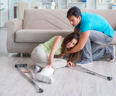 Koca adam yaralı karısına destek oluyor.