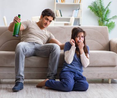 Sarhoş koca aile içi şiddet kavramında karısını taciz ediyor.