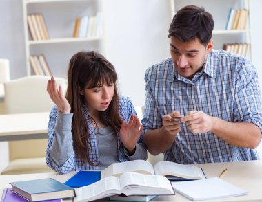 Sınıfta oturan ve okuyan öğrenciler