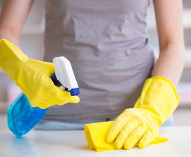 Kadın evde temizlik yapıyor.