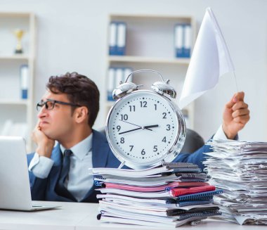 İşadamı beyaz bayrak sallıyor ve pes ediyor.