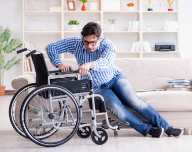 Tekerlekli sandalyedeki genç öğrenci