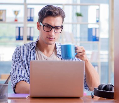 Öğrenci evde çalışıyor, sınava hazırlanıyor.