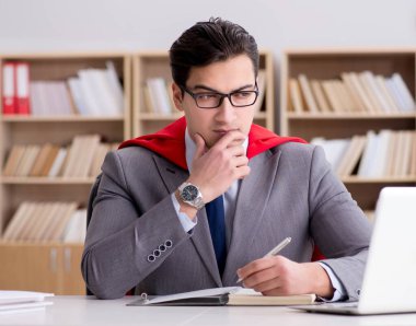 Ofiste çalışan süper kahraman iş adamı.