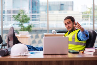 Ofiste çalışan genç erkek mimar.