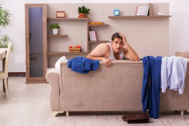 Genç erkek çalışanlar eve geç geliyor.