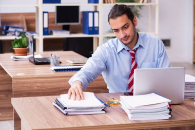 Genç bir erkek işçi aşırı işten memnun değil.