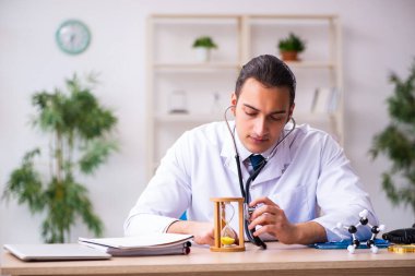 Zaman yönetimi konseptinde genç erkek doktor