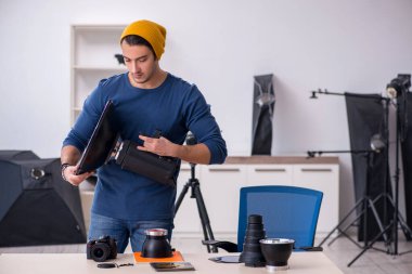 Stüdyoda çalışan genç bir fotoğrafçı.