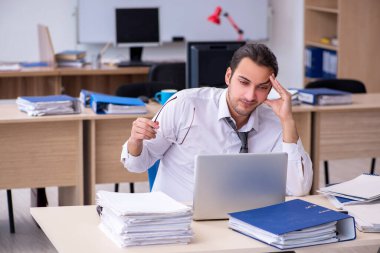 Genç bir erkek işçi aşırı işten memnun değil.