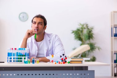 Laboratuvarda çalışan genç bir kimyager.