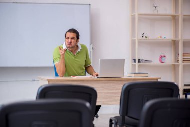 İş sunumu konseptinde genç bir erkek öğrenci