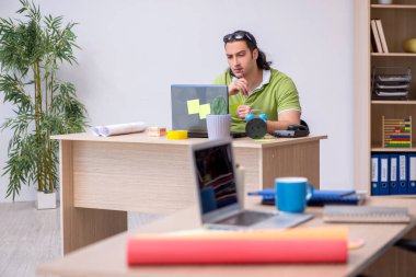 Ofiste çalışan genç erkek tasarımcı.