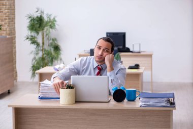 Zaman yönetimi konseptinde genç erkek çalışan