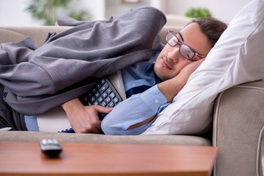 Evden çalışan yorgun işadamı