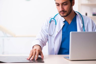 Klinikte çalışan genç bir erkek radyolog.