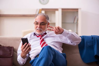 Eski erkek patron işten eve geliyor.