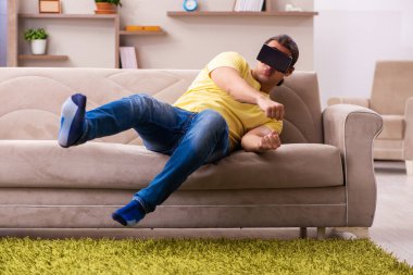 Evde sanal gözlüklü genç bir öğrenci.