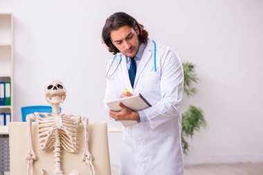 Deli doktor ölü hastayı muayene ediyor.