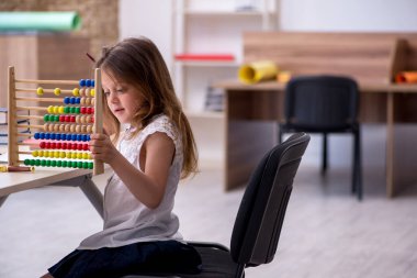 Evde sınava hazırlanan küçük kız.