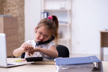 Ofiste çalışan komik küçük kız muhasebeci.