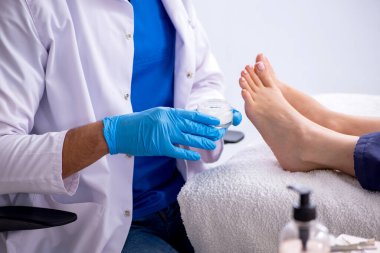 İşlem sırasında ayak tedavi uzmanı