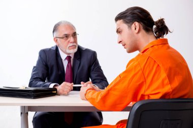 Duruşma öncesi gözaltı avukatıyla genç tutuklu toplantısı