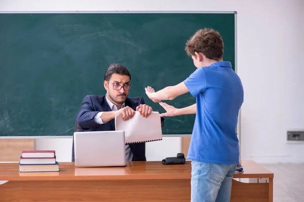 教室での若い男性教師と学童 — ストック写真