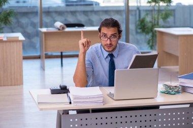 Ofiste çalışan genç bir muhasebeci.